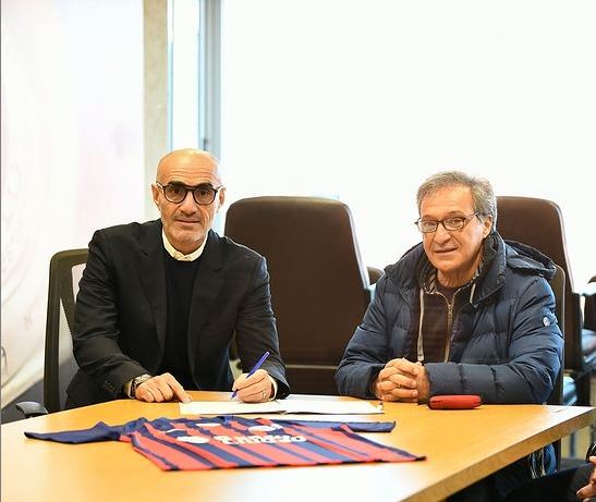 FECHADO - Em busca de dias mais tranquilos, o San Lorenzo agiu no mercado e anunciou a chegada do técnico Pablo Montero, que assinou com o Ciclón até dezembro de 2022. Um dos motivos para o acerto é a identificação do agora treinador, que vestiu o mando do San Lorenzo quando foi atleta entre as temporadas 2005-2006.