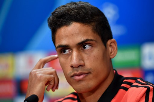 ESQUENTOU - O Manchester United está cada vez mais próximo do acerto com o zagueiro Raphael Varane. Segundo o "Manchester Evening News", o clube inglês espera concluir as negociações com o Real Madrid até o início do próximo mês de agosto. O atleta francês possui contrato com a equipe merengue até 2022 e os espanhóis pedem cerca de 50 milhões de euros (R$ 306 milhões) para liberá-lo nesta janela. O valor é considerado alto pelos ingleses, mas a expectativa é de que um acordo seja costurado nesses números.