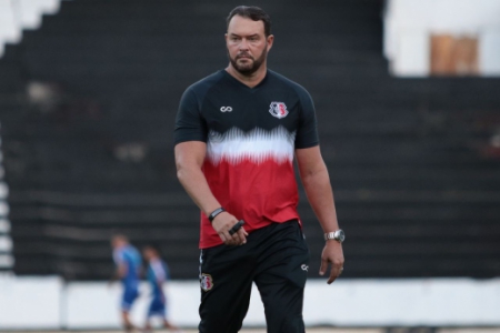 FECHADO - A má-fase que vive o time do Santa Cruz gerou mais uma troca no comando técnico. O clube oficializou a saída do técnico Bolívar, bem como a chegada de Roberto Fernandes para o posto. Aos 50 anos de idade, Roberto irá para a sua segunda passagem pela equipe pernambucana.