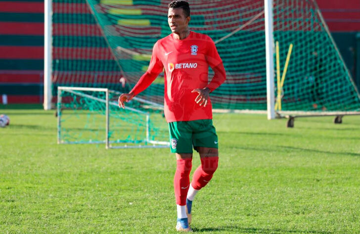 Renê - CS Marítimo - Zagueiro - 29 anos - Contrato até:  30/06/2021