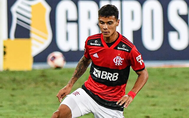 ESQUENTOU - Depois de Gerson, mais um volante está de saída do Flamengo. Trata-se de Richard Rios, que está a caminho do Mazatlán, do México, por empréstimo. O colombiano de 21 anos renovou com o Rubro-Negro até junho de 2023 antes de acertar o seu destino, cuja cessão será até por uma temporada.