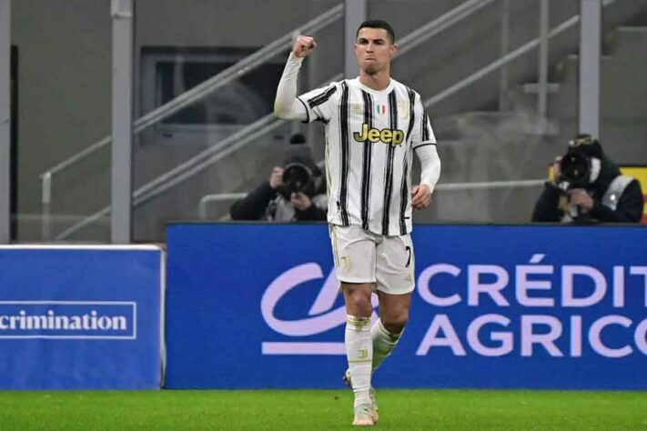 O craque da Juventus, Cristiano Ronaldo, apesar do foco na Eurocopa, segue em uma situação sem definição no clube italiano. Alvo do Paris Saint-Germain e do Manchester United, o português, recentemente, desconversou sobre os rumores de transferência.