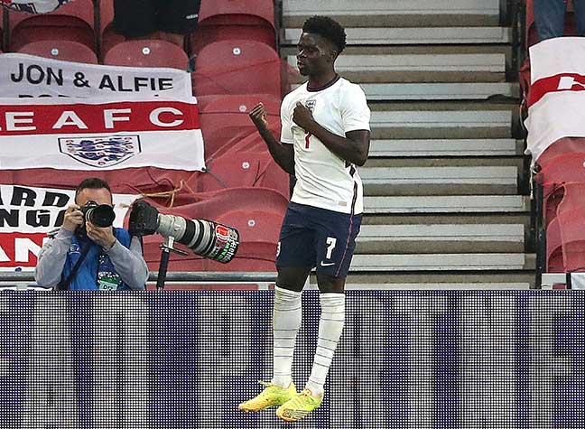 A grande geração inglesa continua com Bukayo Saka que, aos 19 anos, tornou-se uma das grandes peças da equipe do Arsenal. O jogador foi o responsável por marcar o gol da vitória da Inglaterra no amistoso contra a Áustria.