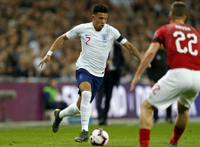 ESQUENTOU - Principal alvo do Manchester United na janela de transferências, o atacante Jadon Sancho está perto de reforçar o clube inglês. De acordo com informações da imprensa alemã, os Diabos Vermelhos estão próximos de um acordo com o Borussia Dortmund pela contratação do atacante de 21 anos. Segundo o jornal "Bild", a primeira oferta do Manchester United, no valor de 75 milhões de libras esterlinas (R$ 518 mi), foi recusada pelos alemães, que pediram um pouco mais. O clube inglês se dispôs a pagar 77 milhões de libras, que representa 90 milhões de euros para os germânicos (R$ 532 mi).