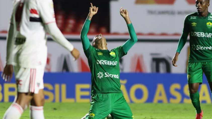 CUIABÁ - SOBE: Organização - O time conseguiu manter uma formação muito bem organizada, encaixando contra-ataques quando necessário e segurando o ataque do Tricolor / DESCE: Desatenção - A equipe pecou nos lances dos gols do Tricolor, principalmente no segundo, onde Gabriel Sara se infiltrou pelas costas da marcação e cabeceou sozinho.