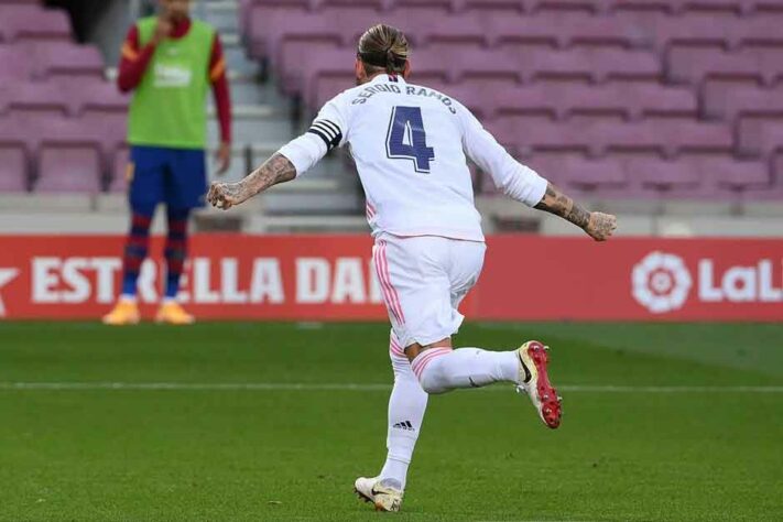 FECHADO - O zagueiro Sergio Ramos deixará o Real Madrid após 16 anos. O clube divulgou um comunicado oficial, informando que o defensor vai se despedir numa entrevista nesta quinta. Ele ficará livre no mercado ao fim do mês.