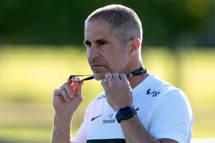 ESQUENTOU - Pela terceira vez em um período de apenas um mês, a Gaviões da Fiel cobrou do Corinthians a demissão do técnico Sylvinho. Por meio de nota oficial divulgada nesta sexta-feira, a principal torcida organizada do clube disse que apoiará o time no clássico contra o Santos, no domingo, às 16h, na Neo Química Arena, pela 34ª rodada do Brasileirão, mas destacou que não abre mão da saída do treinador, que voltou a ser alvo de muitas críticas após a derrota por 1 a 0 para o Flamengo, sofrida na última quarta, no Maracanã.