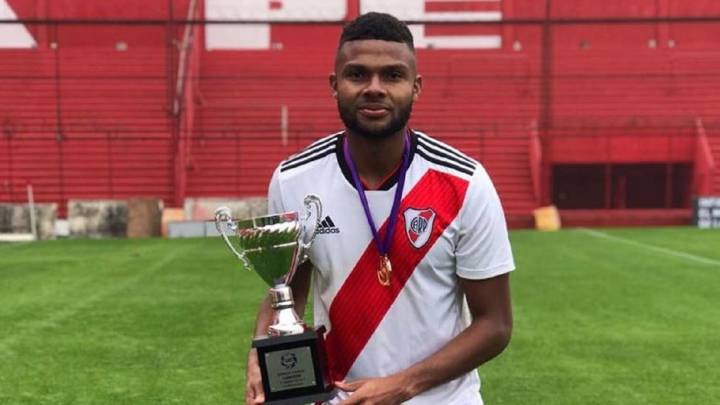 ESQUENTOU - O River Plate viajou para Orlando, nos Estados Unidos, para a pré-temporada. Assim, tem diversas ausências por conta da Copa América. No entanto, tem a presença de cinco jogadores, que se juntam à primeira equipe e fazem a sua primeira pré-temporada com o clube. Porém, a diretoria ficou para resolver a situação de um destaque da base. O defensor Thomas Gutiérrez tinha tudo para assinar um contrato com a equipe. Contudo, nos últimos dias surgiram divergências entre o clube e o jogador. Dessa forma, o jogador sequer aparecer para treinar na última sexta-feira, 18. Assim, está a um passo de ir para o San Lorenzo, que ofereceu quatro vezes a mais do que o River Plate pretendia desembolsar.