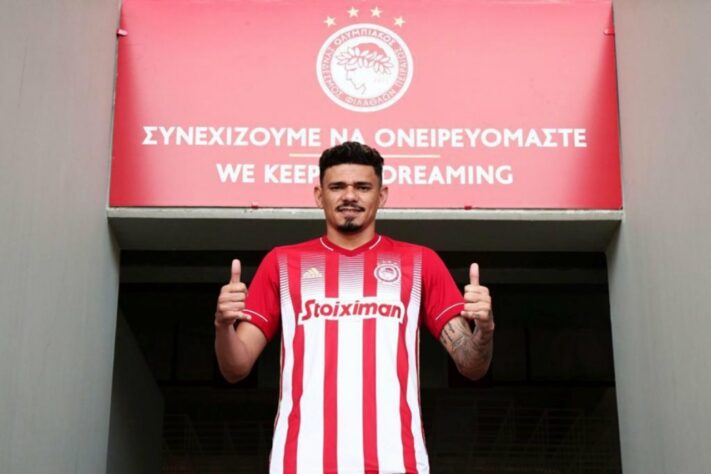 Apesar de outras propostas, o atacante Tiquinho Soares acabou escolhendo vestir a camisa do atual campeão grego, o Olympiacos. O vínculo foi assinado até junho de 2024.