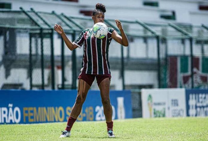 FECHADO - O Fluminense está perdendo a zagueira Tarciane para o Corinthians. A jogadora solicitou a liberação e foi atendida pela diretoria tricolor. O fim do contrato já está no Boletim Informativo Diário (BID) da CBF. Ela sai de graça para o clube paulista e deve se apresentar no final da semana.