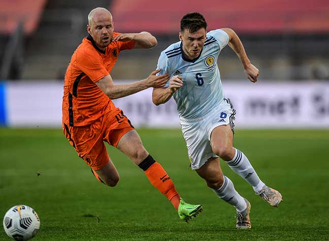 O lateral Kieran Tierney, do Arsenal, obteve grande melhora na temporada, e atua como titular da Seleção Escocesa. Nos amistosos, o jogador teve atuações positivas, e buscar repetir a performance na Eurocopa.