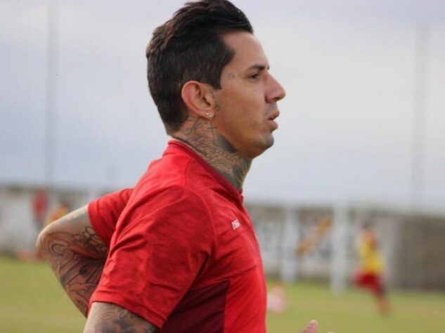 FECHADO - Por meio de nota oficial, o CRB anunciou que o zagueiro Victor Ramos foi desligado do clube em comum acordo entre as partes e, assim, fica livre no mercado.