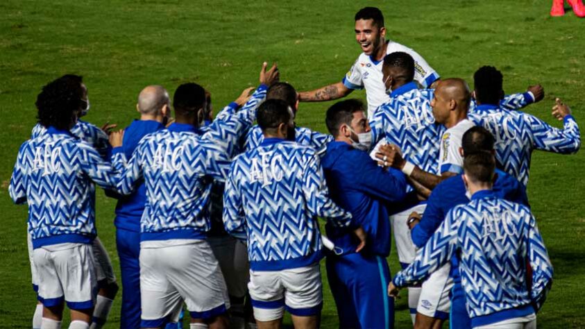 3° - Avaí (53 pontos) - 32 jogos - Chance de título: 6,8% - Acesso à Série A: 71,7% - Rebaixamento: 0%.