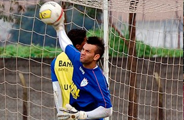Weverton: o goleiro, e uma das principais peças do atual elenco do Palmeiras, estava na Portuguesa em 2011.