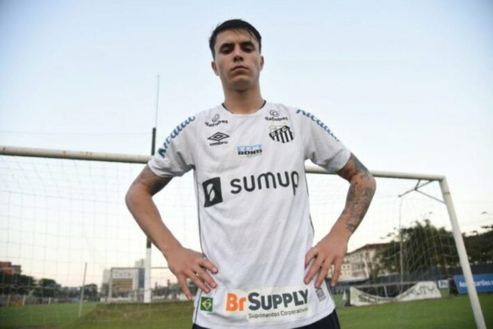 FECHADO - O Santos anunciou a compra em definitivo do volante Vinicius Zanocelo, de 21 anos. O jogador assinou por cinco temporadas. A Ferroviária havia feito o anúncio há duas semanas.