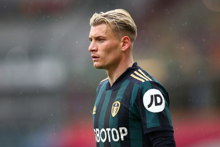 Ezgjan Alioski (lateral-esquerdo - 29 anos - macedônio) - Fim de contrato com o Leeds United - Valor de mercado: 5 milhões de euros