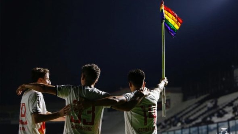 Um dia histórico marcou o triunfo do Gigante da Colina sobre a equipe catarinense. Em um momento único, o argentino Cano balançou a rede, ao abrir o placar, e levantou a bandeirinha que estampava o arco-íris referente à causa LGBTQIA+. Mais uma vez, o clube carioca esteve à frente da defesa de causas sociais, algo que faz parte de sua história. 