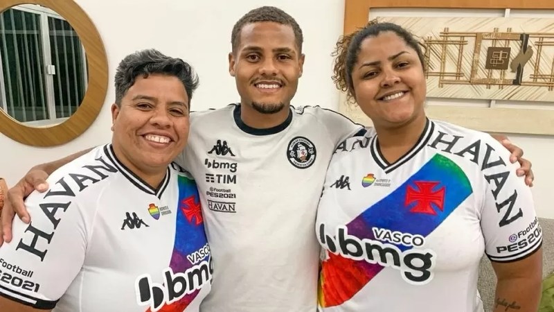 Vários jogadores do elenco vascaíno e o técnico Marcelo Cabo elogiaram a ação do Vasco contra a homofobia. O jovem João Pedro, por sua vez, fez uma homenagem em sua rede social que reforça a importância da causa defendida pelo Gigante da Colina. Cria do clube, aos 21 anos, o atleta postou uma foto com  a mãe Priscila Contreiras, de 39 anos, que tem como companheira Luana Cavalcante. 