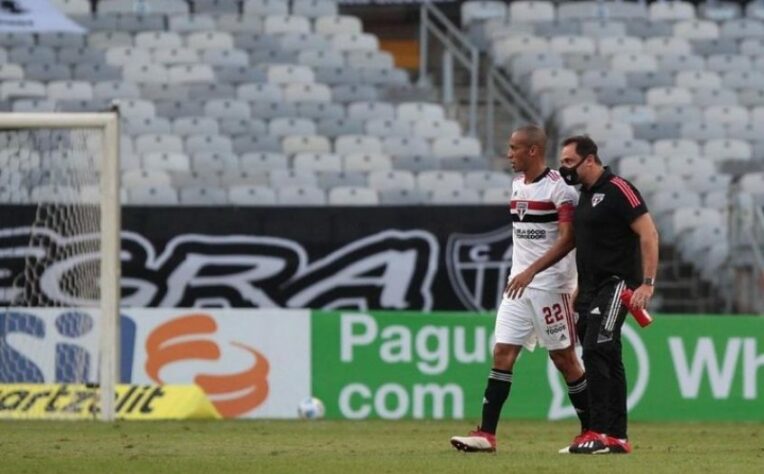 Miranda - o defensor sofreu um estiramento na coxa durante o jogo contra o Atlético-MG.