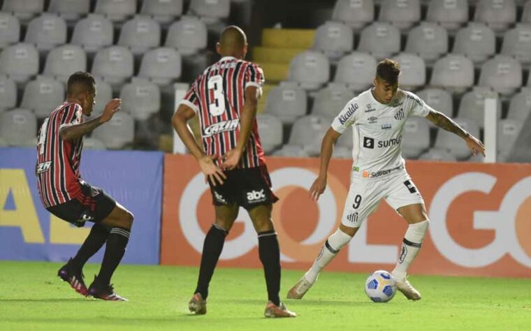 Em jogo válido pela quinta rodada do Brasileirão 2021, o São Paulo perdeu para o Santos na Vila Belmiro pelo placar de 2 a 0. Com falha de Liziero no segundo gol, o Tricolor mostrou poucas reações de empate ao longo da partida. Confira as notas do São Paulo no LANCE! (por Redação São Paulo) 