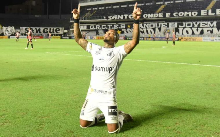 Na vitória do Santos sobre o São Paulo por 2 a 0, na Vila Belmiro, o atacante Marinho deu sinais de que pode retomar o futebol que o consagrou na temporada passada. O jogador fez o primeiro gol da partida, chutou uma falta no travessão e foi um dos protagonistas do duelo (notas por Diário do Peixe)