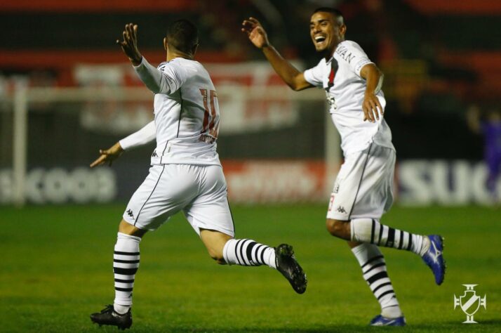 O Vasco venceu, neste sábado, o Brasil de Pelotas no Bento Freitas. Depois de primeiro tempo conturbado por gol contra de Ernando, o time se recuperou e virou o jogo após substituições de Marcelo Cabo, com gols de Daniel Amorim e Morato. O resultado de 2 a 1 foi a primeira vitória na Série B de 2021. Veja as notas do LANCE! (por Ana Daróz).