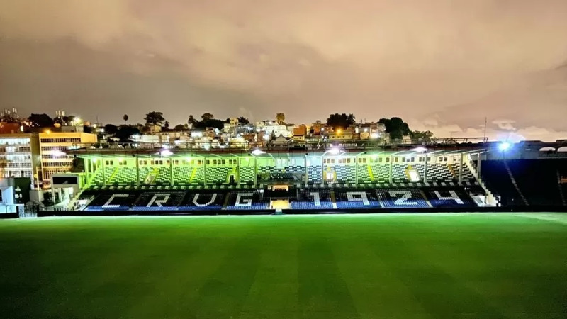 Um dos desdobramentos desse ato de resistência foi a construção do Estádio de São Januário, em 21 de abril de 1927. A Colina Histórica foi erguida graças aos próprios vascaínos, que lideraram a campanha de arrecadação de recursos, com os torcedores que arrecadaram 685 contos e 895 mil réis para comprar o terreno em São Cristóvão. Uma forma de resistência aos adversários com visão aristocrata, que não aceitavam a presença de pessoas de classes inferiores no âmbito do futebol. 