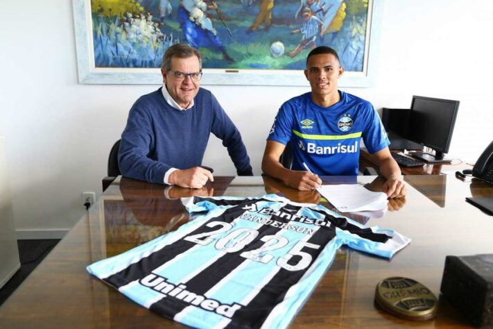 FECHADO - O Grêmio anunciou a renovação de contrato do lateral direito Wanderson até 2025. Ganhando cada vez mais destaque no elenco Tricolor, o jovem atleta ganhou uma multa recisória de 615 milhões de reais.
