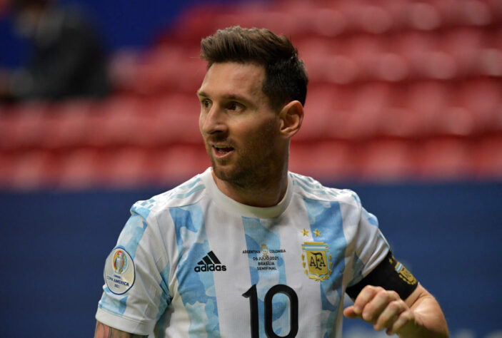 Copa América do Brasil - 2021: 15 anos após a sua estreia pela seleção argentina,, Lionel Messi conquistou o seu primeiro título defendendo o seu país em Copa América que o craque se destacou com quatro gols e cinco assistências, sendo peça chave na campanha do título da albiceleste.