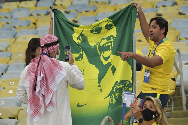 Brasileiros comemoraram o retorno aos estádios, mesmo que em menor número.