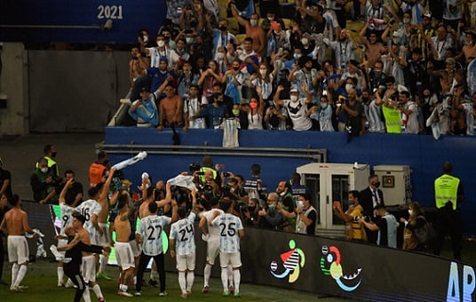 Após o apito final, jogadores e torcedores entraram em festa no Maracanã.