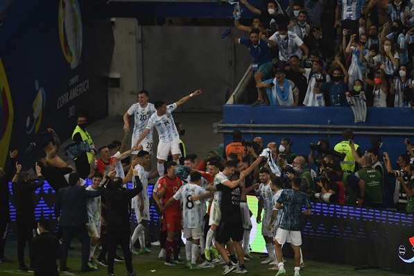 Após o apito final, jogadores e torcedores entraram em festa no Maracanã.