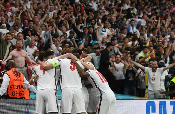 A festa da torcida inglesa no momento do gol que abriu o placar do jogo.