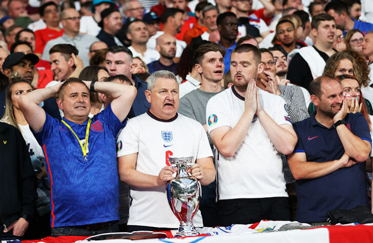 A torcida inglesa em Wembley durante o jogo.