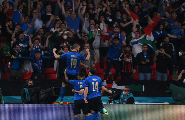 Comemoração no gol do empate italiano.