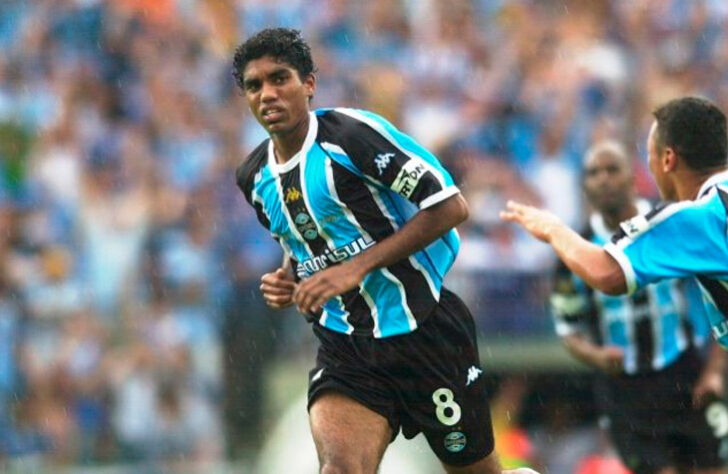 Assim como Ronaldinho, Bruno Neves surgiu como jovem promissor na base do Grêmio. Aos 15 anos, quase foi comprado pelo Arsenal, mas a negociação não avançou. Sem brilhar no Imortal, o “Novo Ronaldinho” rodou por clubes de menor expressão no futebol brasileiro até se aposentar, em 2015.