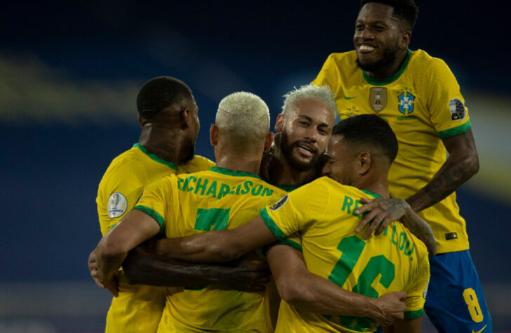 Desde a chegada do Brasil no Catar, a escalação da Seleção tem sido uma das maiores dúvida por parte da torcida. Apesar da resistência de Tite em revelar o seu onze inicial para a estreia, há uma expectativa geral pela escalação do treinador, com Vinícius Júnior no ataque. A seguir, escalamos aquele que deve ser o time titular da Seleção Brasileira no jogo contra a Sérvia, nesta quinta-feira, às 16 horas (horário de Brasília). 