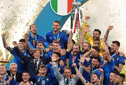 A Itália venceu a Inglaterra na final da Eurocopa neste domingo no Wembley, nos pênaltis, e conquistou o bicampeonato do torneio. Após sair atrás no placar, a Azurra buscou o empate e se sagrou campeã vencendo as penalidades por 3 a 2, com duas defesas de Donnarumma. Conheça a seguir todo o elenco italiano campeão da Eurocopa!