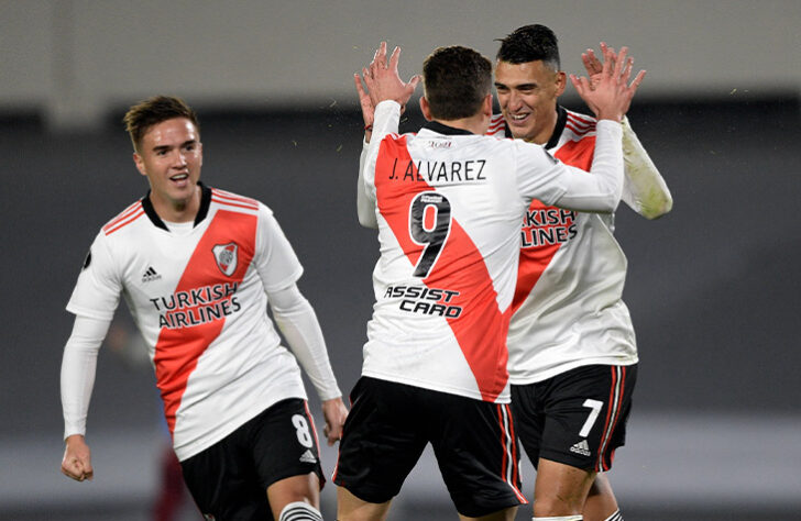 No jogo de ida, as duas equipes argentinas empataram em 1 a 1, no Monumental de Núñez. Como joga em casa e fez um gol fora, um empate em 0 a 0 classifica o Argentinos Juniors. Um empate novo 1 a 1 leva a decisão para as penalidades. Quem avançar pega Atlético-MG ou Boca Juniors.