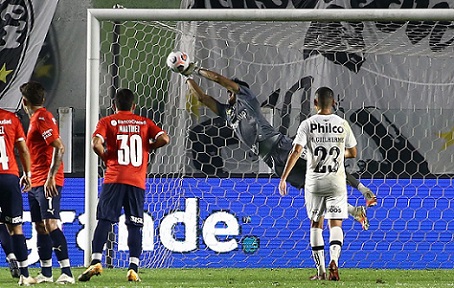 O Santos bateu o Independiente-ARG por 1 a 0 na noite desta quinta-feira, na Vila Belmiro, no duelo de ida das oitavas de final da Copa Sul-Americana. João Paulo (foto) fechou o gol e levou a melhor nota do Peixe. Kaio Jorge mostrou novamente sua estrela ao anotar o gol da vitória sobre os argentinos. Confira as notas do Santos no LANCE! (por Diário do Peixe)