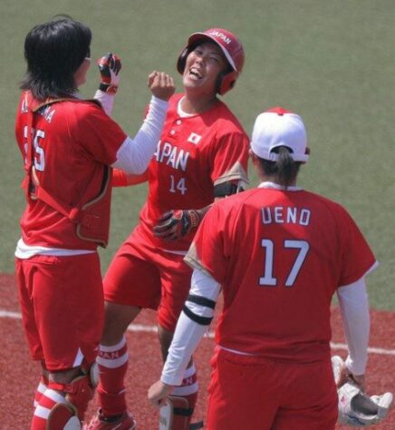 Time japonês feminino não consegue conter a alegria ao ganhar da Austrália por 8 a 1 no softbol.