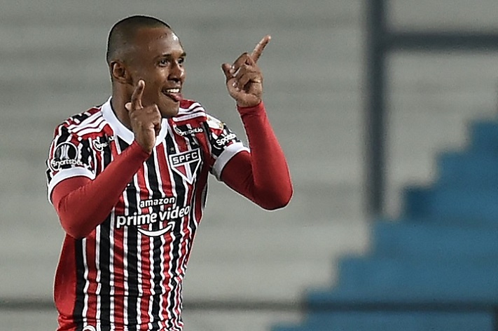 O São Paulo foi até o Estádio El Cilindro, em Avellaneda, na Argentina, e saiu com a classificação para às quartas de final da Libertadores, após vencer o Racing por 3 a 1, com gols de Rigoni (2x) e Marquinhos. Veja as notas atribuídas pelo LANCE! aos jogadores do Tricolor e os pontos positivos e negativos da equipe argentina. Por Rafael Marson (rafaelmunoz@lancenet.com.br)