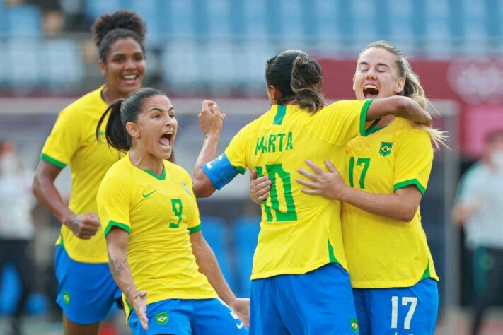 Com show de Marta, o Brasil estreou no futebol feminino com goleada sobre a China por 5 a 0, pelo Grupo F. A seis vezes melhor do mundo marcou duas vezes, enquanto Debinha, Andressa Alves e Bia Zaneratto completaram o placar. 