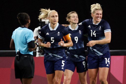 Com vitória de 2 a 0, jogadoras da Grã-Bretanha comemoram conquista sobre o Chile.