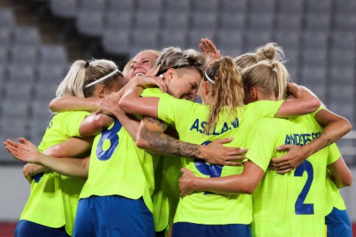 A Suécia empolgou na estreia no futebol feminino. Medalha de prata em 2016, a seleção sueca venceu os Estados Unidos por 3 a 0, pelo Grupo G. Blackstenius marcou duas vezes e Hurtig completou o placar. 