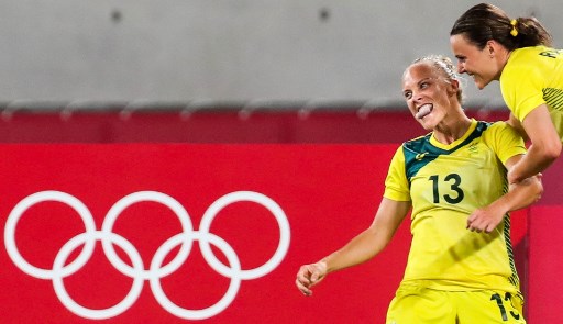 Jogadora da Austrália comemora com fúria a conquista sobre a Nova Zelândia por 2 a 1.