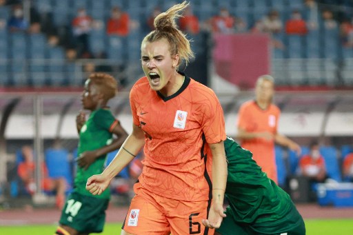 Jogadora da Holanda estremece após vitória contra Zâmbia no maior placar do dia, de 10 a 3.