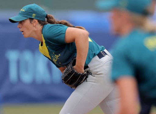 Jogadora de softbol da Austrália concentrada no jogo contra Itália.