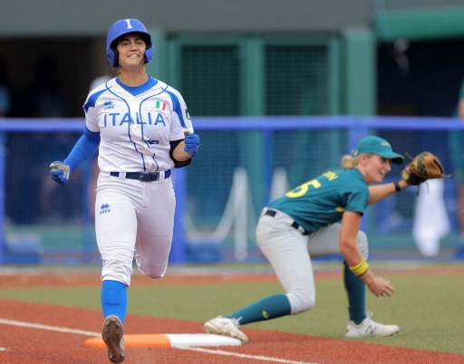 Depois da derrota para o Japão na estreia, a Austrália se recuperou e venceu a Itália no Softbol feminino por 1 a 0. A Itália, por sua vez, acumulou a segunda derrota seguida. 