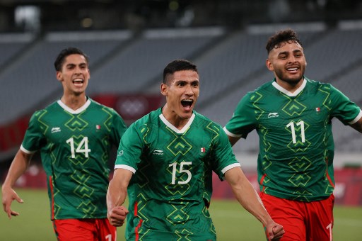 Jogadores mexicanos comemoram vitória sobre França por 4 a 1.